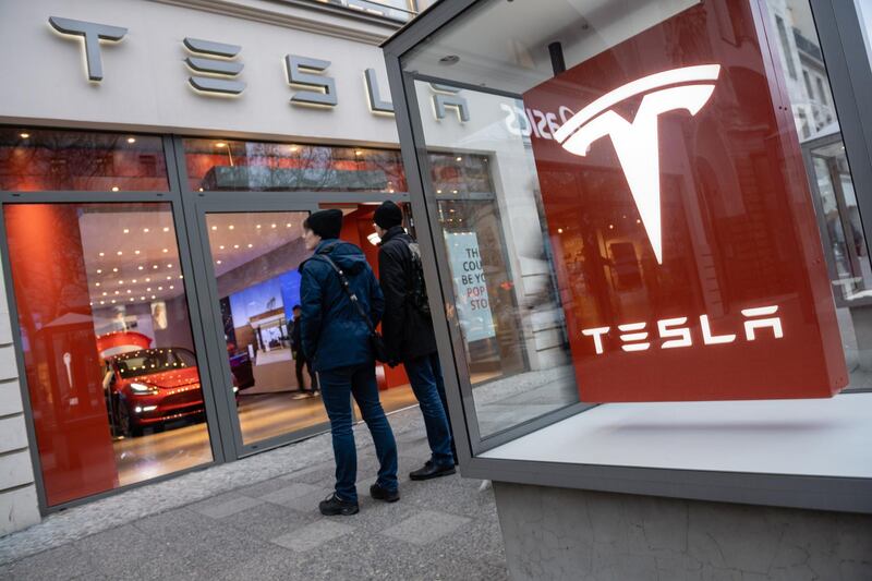 epa08967902 (FILE) - Pedestrians view vehicles in a Tesla showroom in Berlin, Germany, 01 March 2019 (reissued 26 January 2021). Tesla is to publish their 4th quarter 2020 results on 27 January 2021.  EPA/JENS SCHLUETER *** Local Caption *** 56440937