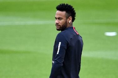 TOPSHOT - Paris Saint-Germain's Brazilian forward Neymar looks on as he takes part in a training session in Saint-Germain-en-Laye, west of Paris, on August 17, 2019, on the eve of the French L1 football match between Paris Saint-Germain (PSG) and Rennes. / AFP / FRANCK FIFE