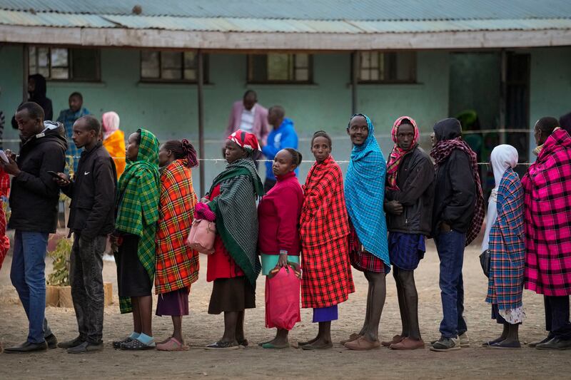 People line up to vote at the Oltepesi Primary School, Kajiado County in Nairobi, Kenya, Tuesday Aug.  9, 2022.  Kenyans are voting to choose between opposition leader Raila Odinga and Deputy President William Ruto to succeed President Uhuru Kenyatta after a decade in power.  (AP Photo / Ben Curtis)