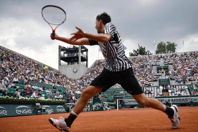 Austria’s Dominic Thiem returns the ball to Germany’s Alexander Zverev during their men’s third round match at the Roland Garros 2016 French Tennis Open in Paris on May 28, 2016. / AFP / PHILIPPE LOPEZ