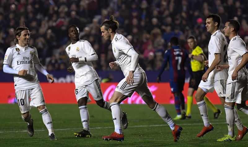 Real Madrid's Welsh forward Gareth Bale (C) celebrates with teammates after scoring a goal during the Spanish league football match between Levante UD and Real Madrid CF at the Ciutat de Valencia stadium in Valencia on February 24, 2019.  / AFP / JOSE JORDAN
