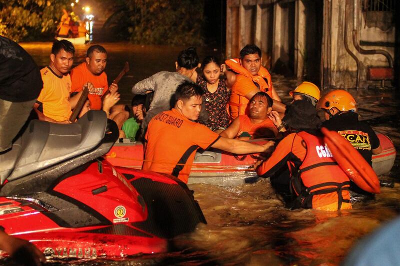 Rescue workers evacuate flood-affected residents in Davao on the southern Philippine island of Mindanao early on December 23, 2017 after Tropical Storm Tembin dumped torrential rains across the island. Manman Dejeto / AFP