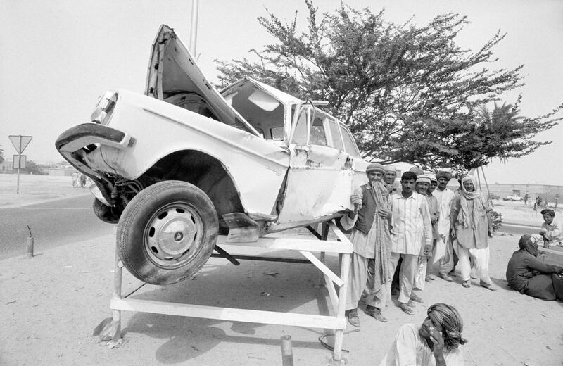 Voiture accidentée exposée pour inciter les automobilistes à la prudence en mars 1974 à Abou Dabi, Emirats Arabes Unis. (Photo by Michel LAURENT/Gamma-Rapho via Getty Images)