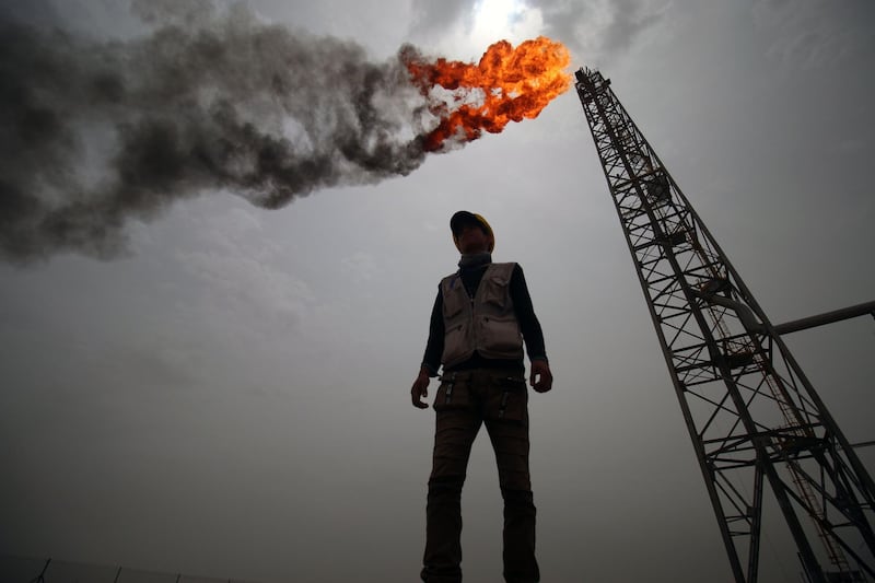 TOPSHOT - An employee stands at the Hammar Mushrif new Degassing Station Facilities site inside the Zubair oil and gas field, north of the southern Iraqi province of Basra on May 9, 2018. / AFP PHOTO / HAIDAR MOHAMMED ALI