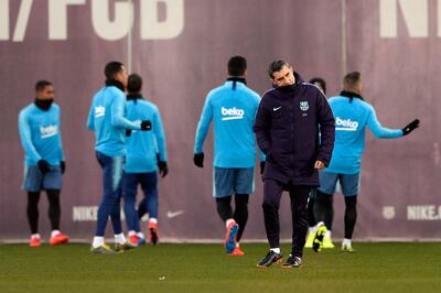 Barcelona's Spanish coach Ernesto Valverde (2R) walks on the pitch during a training session at the Joan Gamper Sports Center in Sant Joan Despi on February 5, 2019. / AFP / Josep LAGO
