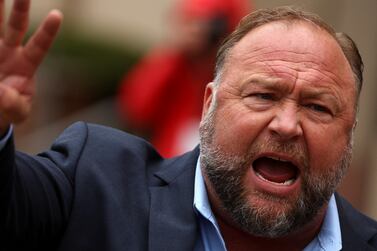 Infowars founder Alex Jones speaks to the media after appearing at his Sandy Hook defamation trial at Connecticut Superior Court in Waterbury, Connecticut, U. S. , October 4, 2022.  REUTERS / Mike Segar