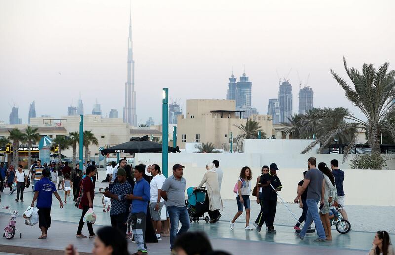 DUBAI , UNITED ARAB EMIRATES , NOV 30  – 2017 :- People enjoying on the national holiday with their family and friends at the Kite Beach in Dubai. (Pawan Singh / The National) Standalone