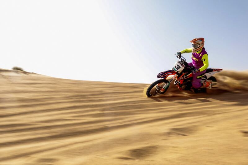 Elisha Dessurne rides her dirt bike during the summer heat in the desert of Dubai, United Arab Emirates, August 8, 2022.  REUTERS / Amr Alfiky