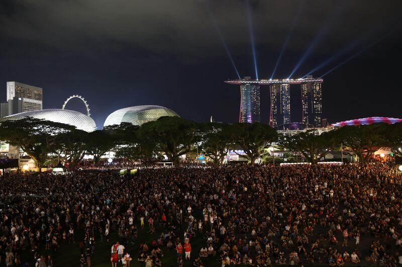 SINGAPORE - SEPTEMBER 16:  Spectators enjoy the atmosphere during qualifying for the 2017 Formula 1 Singapore Airlines Singapore Grand Prix at  on September 16, 2017 in Singapore.  (Photo by Brendon Thorne/Singapore GP via Getty Images)