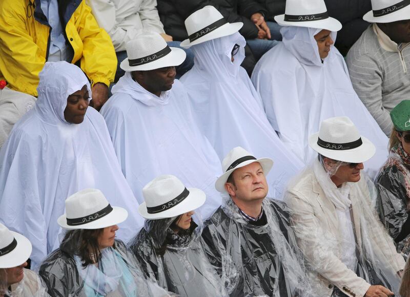 Spectators wear ponchos and hats as rain falls during the men's singles final match between Rafael Nadal of Spain and compatriot David Ferrer at the French Open tennis tournament at the Roland Garros stadium in Paris June 9, 2013.  REUTERS/Stephane Mahe (FRANCE  - Tags: SPORT TENNIS ENVIRONMENT)   *** Local Caption ***  RGT925_TENNIS-OPEN_0609_11.JPG