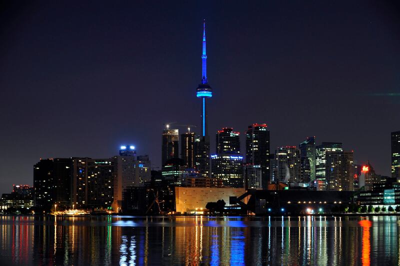 epa03797954 To celebrate the birth of a baby boy to Britain's Prince William and wife Catherine, the Duke and Duchess of Cambridge, the CN Tower is illuminated in blue light, in Toronto, Canada, 22 July 2013.  EPA/WARREN TODA *** Local Caption ***  03797954.jpg