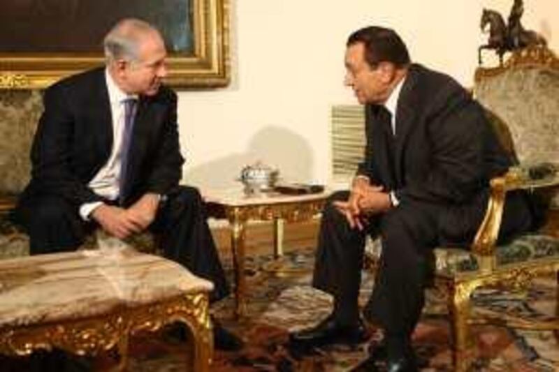epa01976422   Egyptian president Hosni Mubarak (R) meets with Israeli Prime Minister Benjamin Netanyahu  in Cairo on 29 December 2009 to discuss Mideast peacemaking. But Prime Minister Benjamin Netanyahu is also expected to discuss negotiations to swap hundreds of Palestinians imprisoned in Israel for an Israeli soldier captured by Gaza militants in 2006.  EPA/KHALED EL FIQI *** Local Caption ***  01976422.jpg