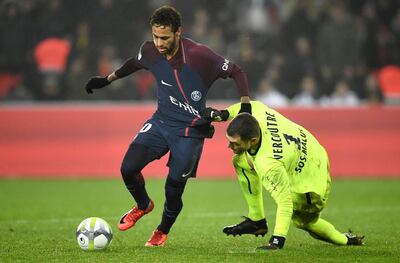 Paris Saint-Germain's Brazilian forward Neymar (L) vies with Caen's French goalkeeper Remy Vercoutre during the French L1 football match between Paris Saint-Germain and Caen at the Parc des Princes stadium in Paris on December 20, 2017.  / AFP PHOTO / FRANCK FIFE