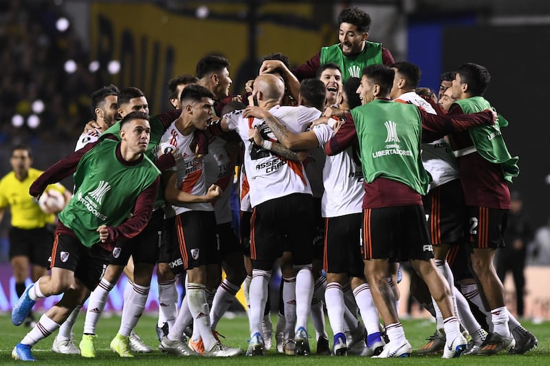 BUENOS AIRES, ARGENTINA - OCTOBER 22: Players of River Plate celebrate qualifying to the final after the Semifinal second leg match between Boca Juniors and River Plate as part of Copa CONMEBOL Libertadores 2019 at Estadio Alberto J. Armando on October 22, 2019 in Buenos Aires, Argentina. (Photo by Rodrigo Valle/Getty Images)