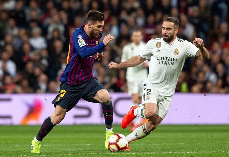 epa07409709 FC Barcelona's Leo Messi (L) in action against Real Madrid's Dani Carvajal (R) during a Spanish LaLiga soccer match between Real Madrid and FC Barcelona at the Santiago Bernabeu stadium in Madrid, Spain, 02 March 2019.  EPA/Rodrigo Jimenez