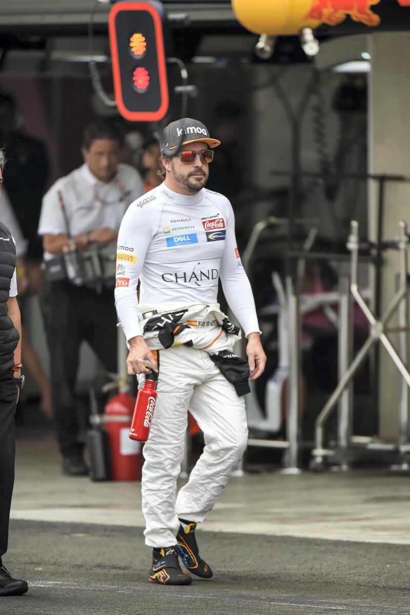 McLaren's Spanish driver Fernando Alonso, walks in the pits during the qualifying session of the F1 Mexico Grand Prix, at the Hermanos Rodriguez circuit in Mexico City on October 27, 2018. (Photo by Alfredo ESTRELLA / POOL / AFP)