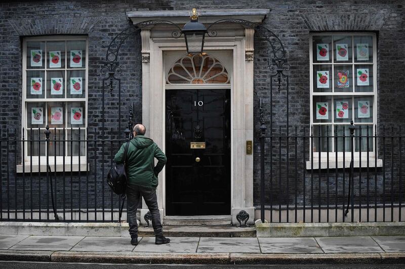 TOPSHOT - Number 10 special advisor Dominic Cummings waits to be admitted to 10 Downing Street in London on November 10, 2020.  The British government suffered a fresh Brexit setback in parliament late on Monday over controversial legislation that would have allowed it to override parts of the country's EU divorce treaty. / AFP / JUSTIN TALLIS
