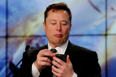 FILE PHOTO: Elon Musk looks at his mobile phone in Cape Canaveral, Florida, U. S.  January 19, 2020.  REUTERS / Joe Skipper /  / File Photo