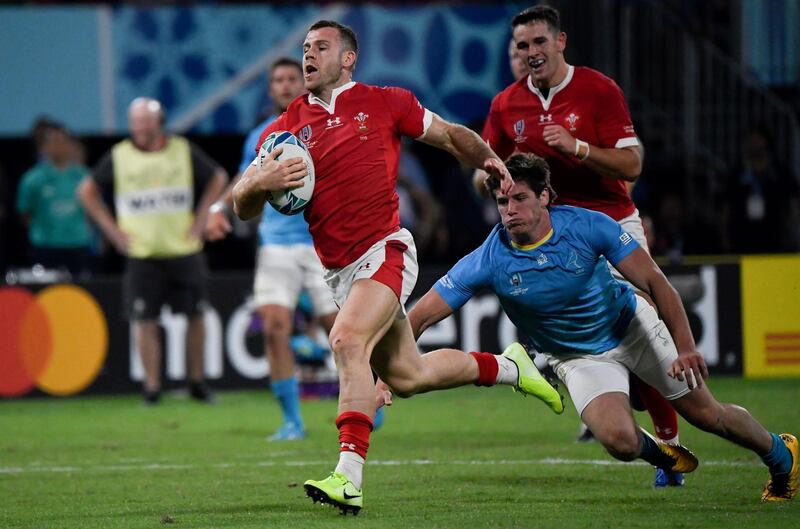 Wales' scrum-half Gareth Davies (L) runs to score  a try during the Japan 2019 Rugby World Cup Pool D match between Wales and Uruguay at the Kumamoto Stadium in Kumamoto on October 13, 2019. / AFP / CHRISTOPHE SIMON
