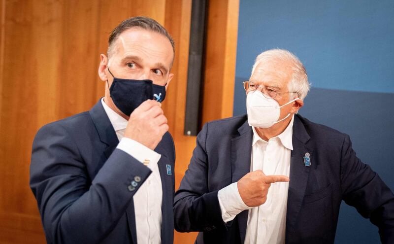 German Foreign Minister Heiko Maas (L) and European Union High Representative for Foreign Affairs and Security Policy Josep Borell arrive for a meeting of the EU Foreign Affairs Ministers (Gymnich) in Berlin, on August 27, 2020.  / AFP / POOL / Kay Nietfeld
