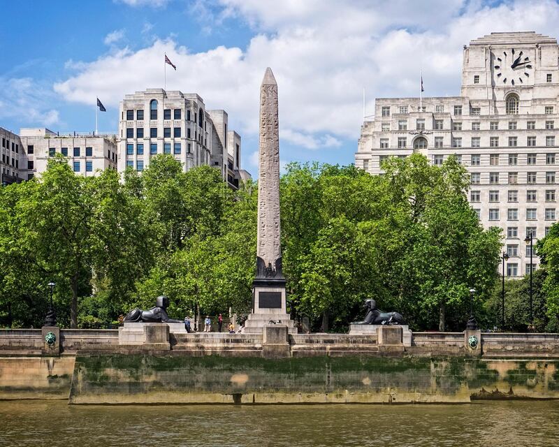 G76229 London, UK. Cleopatra's Needle next to the river Thames