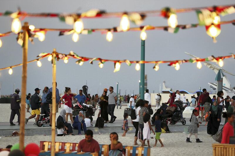 DUBAI , UNITED ARAB EMIRATES , NOV 30  – 2017 :- People enjoying on the national holiday with their family and friends at the Kite Beach in Dubai. (Pawan Singh / The National) Standalone