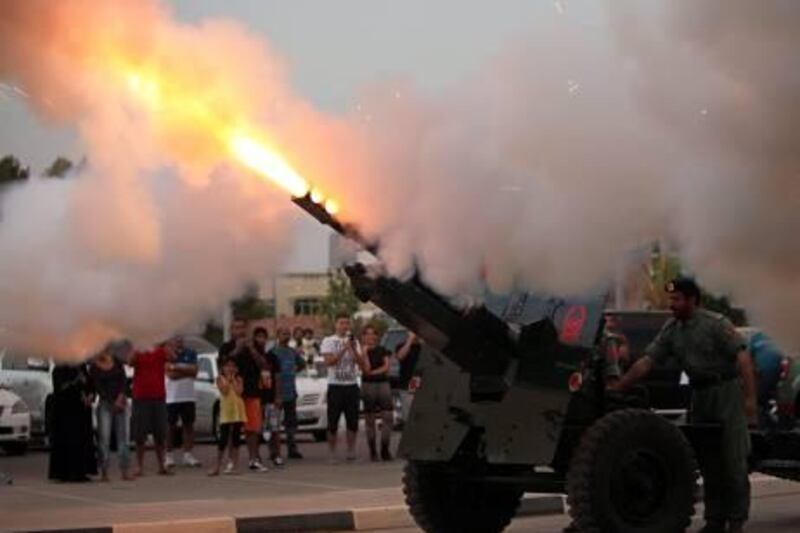 epa02851885 An UAE police fire a cannon, as a signal for the end of the fasting day during Ramadan, in Dubai, United Arab Emirates, on 01 August 2011. Muslims began the fasting month of Ramadan on 01 August in most of Islamic countries and other will start the holy month on 02 August. Muslims during Ramadan abstain from eating, drinking, smoking, and having sexual relation from sunrise to sunset.  EPA/ALI HAIDER *** Local Caption ***  02851885.jpg