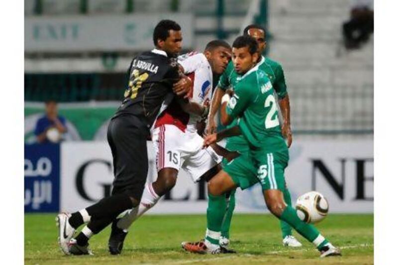 Al Shabab and Al Jazira players battle for a loose ball during last night's game. Ashraf Al Amra / Al Ittihad