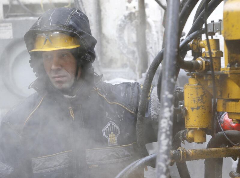 FILE PHOTO: An employee works at a drilling site at Rosneft's Suzunskoye oilfield, north of Krasnoyarsk in Siberia, Russia, March 26, 2015.  REUTERS/Sergei Karpukhin/File Photo