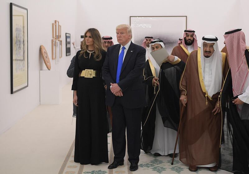 Saudi Arabia's King Salman bin Abdulaziz al-Saud (2nd R), US President Donald Trump (2nd L) and US First Lady Melania Trump (L) look at a display of Saudi modern art at the Saudi Royal Court in Riyadh on May 20, 2017. (Photo by MANDEL NGAN / AFP)