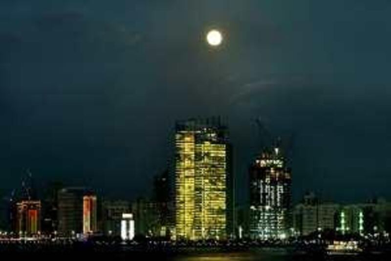 Abu Dhabi, 12 December 2008- a full moon rises over the Skyline of Abu Dhabi. Mike Young /The National *** Local Caption ***  Abu Skyline  msy8.jpgAbu Skyline  msy8.jpg