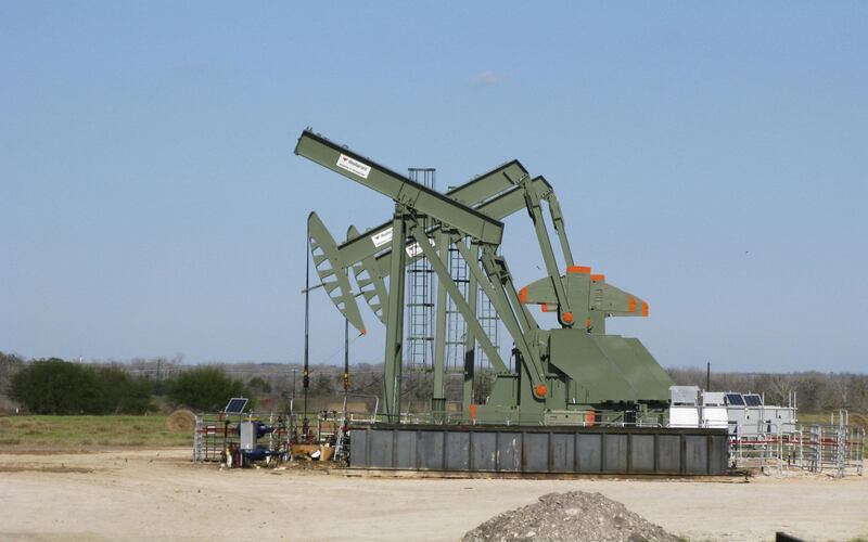 FILE PHOTO - A pump jack used to help lift crude oil from a well in South Texas’ Eagle Ford Shale formation stands idle in Dewitt County, Texas, U.S. on January 13, 2016.     REUTERS/Anna Driver/File Photo