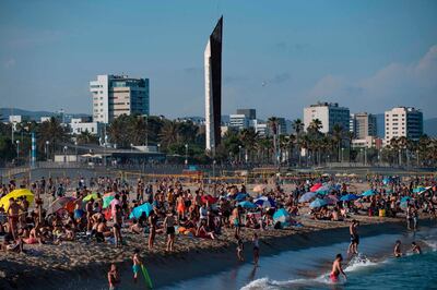 People enjoy a day at El Bogatell Beach in Barcelona on July 1, 2020.  The European Union reopened its borders to visitors from 15 countries but excluded the United States, where coronavirus deaths are spiking once again, six months after the first cluster was reported in China.  / AFP / Josep LAGO
