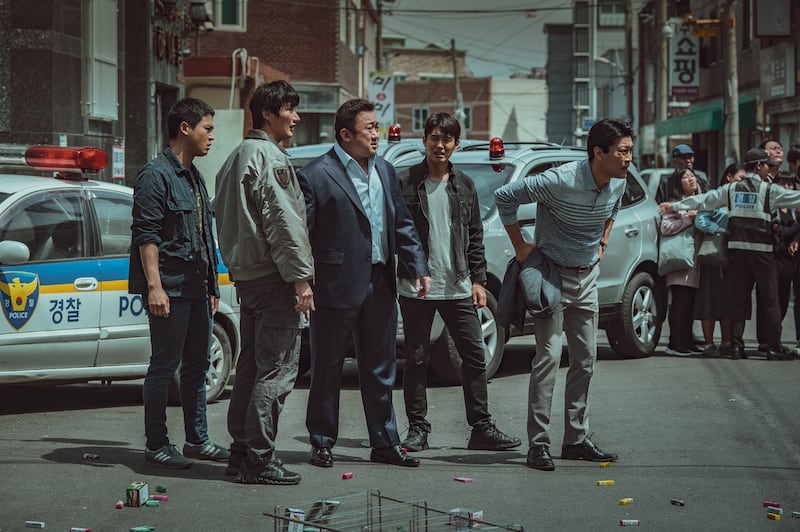 The film follows a pair of Korean detectives as they chase a violent kidnapping gang across South Korea and Vietnam.
