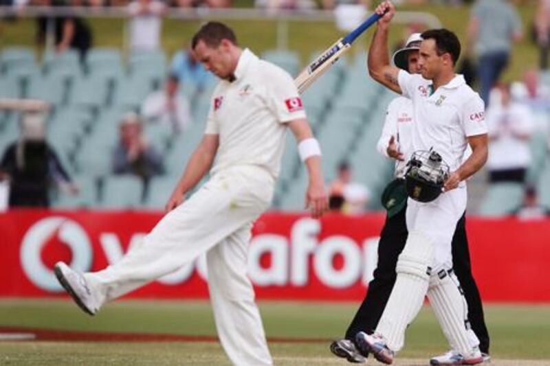 Australia's Peter Siddle shows his frustration as South Africa's Faf du Plessis celebrates drawing the second Test.