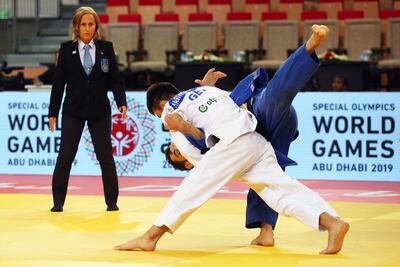 epa07123667 Vazha Margvelashvili (white) of Georgia in action against Yakub Shamilov (blue) of Russia during the men's 66kg category of the Judo Grand Slam 2018 in Abu Dhabi, United Arab Emirates, 27 October 2018.  EPA/MAHMOUD KHALED