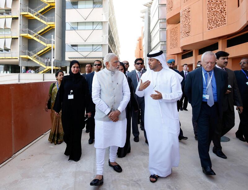 A picture made available by the United Arab Emirates' official news agency WAM on August 17, 2015 shows Indian Prime Minister Narendra Modi (C-L) talking to an Emirati official during a tour in Masdar City on the outskirts of the rich Emirate of Abu Dhabi. Modi is on a two-day visit, the first by an Indian premier in more than three decades, during which he discussed "cooperation" with oil-rich UAE. AFP PHOTO / RYAN CARTER / WAM / HO 
== RESTRICTED TO EDITORIAL USE - MANDATORY CREDIT "AFP PHOTO / HO / WAM" == NO MARKETING NO ADVERTISING CAMPAIGNS - DISTRIBUTED AS A SERVICE TO CLIENTS === / AFP PHOTO / WAM / HO