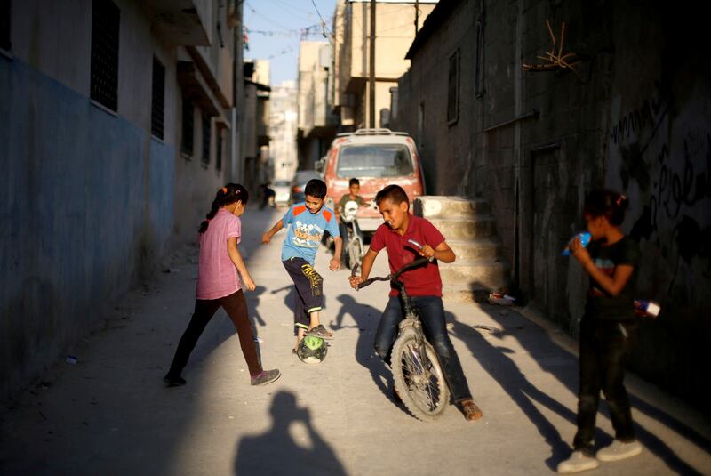 Palestinian refugee children play in street during the holy month of Ramadan, in Al-Baqaa Palestinian refugee camp, near Amman, Jordan, May 29, 2018. Reuters/Muhammad Hamed     TPX IMAGES OF THE DAY
