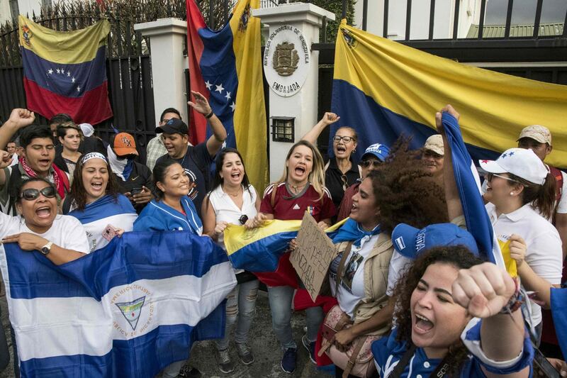 Venezuelan citizens protest against Venezuelan President Nicolas Maduro outside the Venezuelan embassy in San Jose, on April 30, 2019.
 Venezuelan opposition chief Juan Guaido declared himself acting president in January 2019 and claimed on April 30 to have also secured the backing of Venezuelan soldiers, while the country's leftist government said an attempted coup was under way. / AFP / Ezequiel BECERRA
