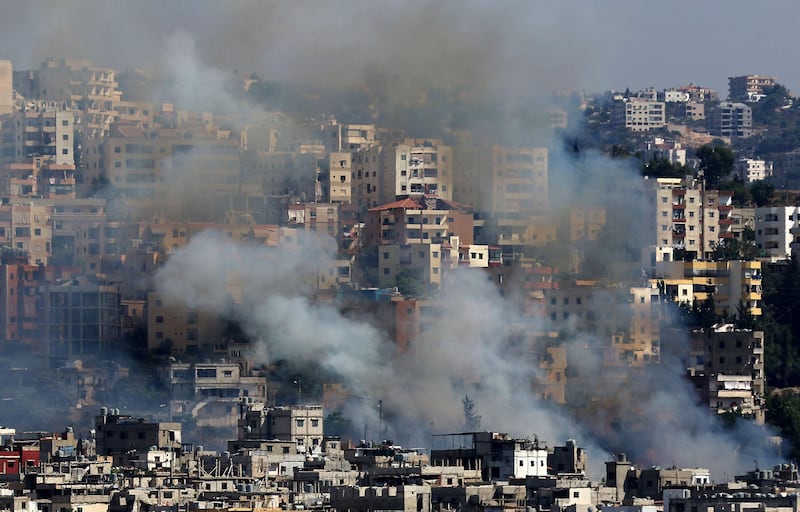 Smoke rises from buildings in Ain el-Helweh, Lebanon's largest Palestinian refugee camp, near the southern coastal city of Sidon, during clashes between Palestinian security forces and Islamist fighters on August 19, 2017. / AFP PHOTO / Mahmoud ZAYYAT