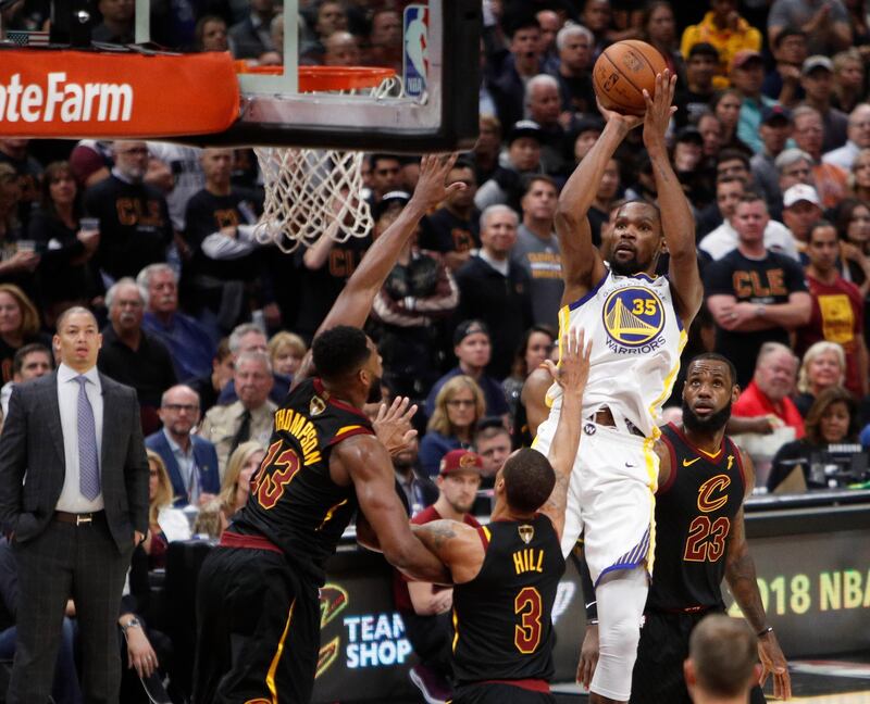 epaselect epa06790097 Golden State Warriors forward Kevin Durant (2-R) shoots over the Cleveland Cavaliers during the second half of the NBA Finals basketball game three between the Golden State Warriors and the Cleveland Cavaliers at the Quicken Loans Arena in Cleveland, Ohio, USA, 06 June 2018.  EPA/DAVID MAXWELL  SHUTTERSTOCK OUT