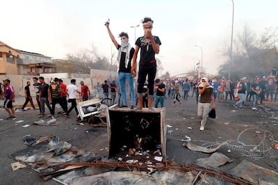 TOPSHOT - Iraqi protestors demonstrate against the government and the lack of basic services, on September 3, 2018 in the southern city of Basra. - Iraq has been gripped by protests over power outages, unemployment, state mismanagement and a lack of clean water. (Photo by Haidar MOHAMMED ALI / AFP)