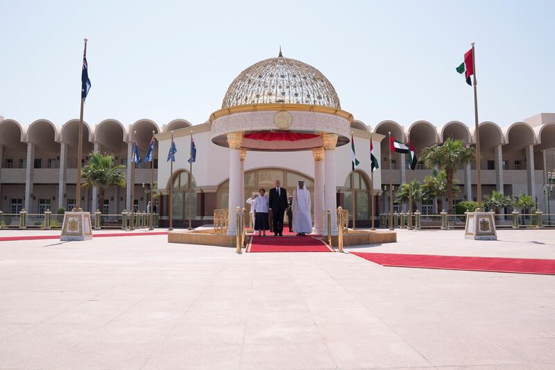 ABU DHABI, UNITED ARAB EMIRATES - October 01, 2017: HH Sheikh Mohamed bin Zayed Al Nahyan Crown Prince of Abu Dhabi Deputy Supreme Commander of the UAE Armed Forces (R), receives His Excellency General the Honourable Sir Peter Cosgrove, Governor-General of Australia (C) and Her Excellency Lady Cosgrove (L), at Mushrif Palace. 


( Mohamed Al Hammadi / Crown Prince Court - Abu Dhabi )
---