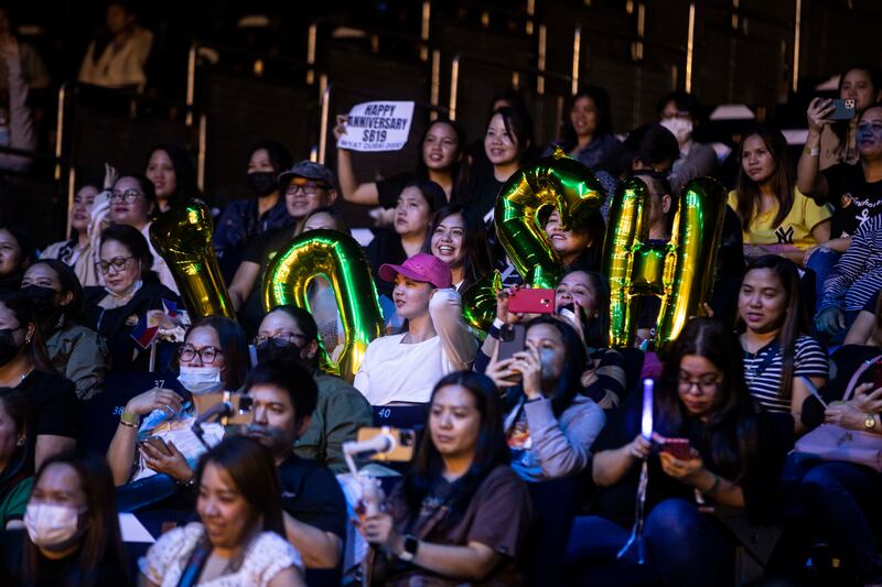 Fans with signs, balloons and glowsticks at the event.