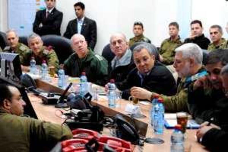 epa01588189 Israeli Prime Minister Ehud Olmert (C,L) with Defense Minister Ehud Barak (C,R) as they meet with Israeli military staff at the headquarters of the Southern Command on 30 December 2008 evening. On 31 December 2008 Olmert rejected a proposal for a 48-hour ceasefire with Hamas in the Gaza Strip and Israel called up thousands of more reserve soldiers ahead of a possible ground operation in Israel's war against Hamas throughout the Gaza Strip.  EPA/MOSHE MILNER/HO ISRAELI MEDIA MUST CREDIT GPO, EDITORIAL USE ONLY *** Local Caption ***  01588189.jpg