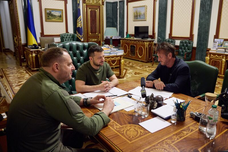 Zelenskyy, centre, talking with Sean Penn, right, next to President's office head Andriy Yermak during their meeting in Kyiv on June 28, 2022.  AFP PHOTO  / Ukraine's presidential press-service