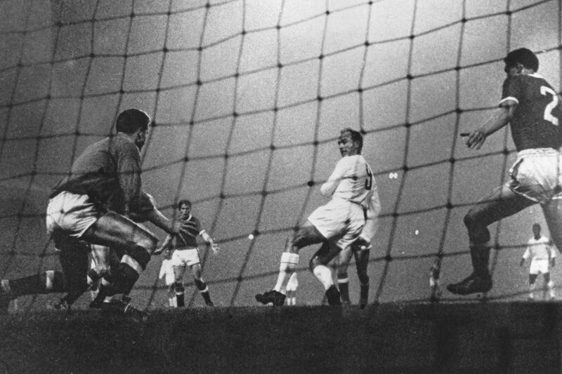 2 OCT 1959:  ALFREDO DI STEFANO BACK HEELS MANCHESTER UNITED OUT OF THE EUROPEAN CUP AS REAL MADRID WENT ONTO WIN 6-1 AT OLD TRAFFORD. Mandatory Credit: Allsport Hulton/Archive