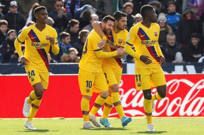 epa08019464 FC Barcelona's Luis Suarez (2-R) celebrates with teammates after scoring the 1-1 equalizer during the Spanish La Liga soccer match between CD Leganes and FC Barcelona at Butarque stadium in Leganes, near Madrid, Spain, 23 November 2019.  EPA/JUAN CARLOS HIDALGO