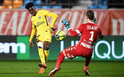 Paris Saint-Germain's US forward Timothy Weah (L) vies with Troyes' French goalkeeper Erwin Zelazny during the French L1 football match between Troyes and Paris Saint-Germain at the Aube Stadium in Troyes on March 3, 2018. / AFP PHOTO / FRANCK FIFE