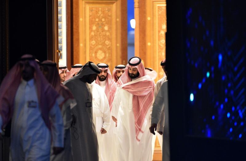 Saudi Crown Prince Mohammed bin Salman (C) arrives to attend a session during the Future Investment Initiative (FII) conference in the capital Riyadh on October 24, 2018. Saudi Arabia is hosting the key investment summit overshadowed by the killing of critic Jamal Khashoggi that has prompted a wave of policymakers and corporate giants to withdraw. / AFP / FAYEZ NURELDINE
